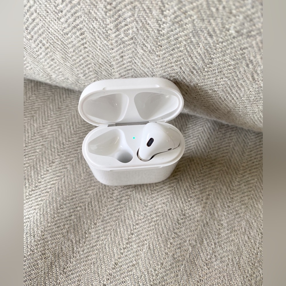 Apple AirPods 2nd Generation with Charging Case and Right earbud only